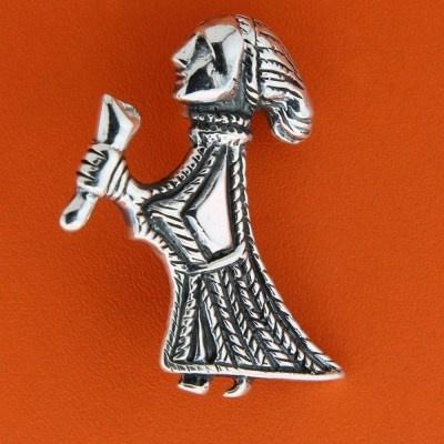 kvinde.med.drikkehorn.broche